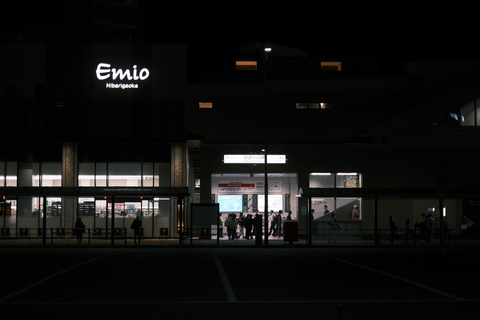 XF35F1.4でひばりケ丘駅スナップ #039_2310｜(´・ω・｀)