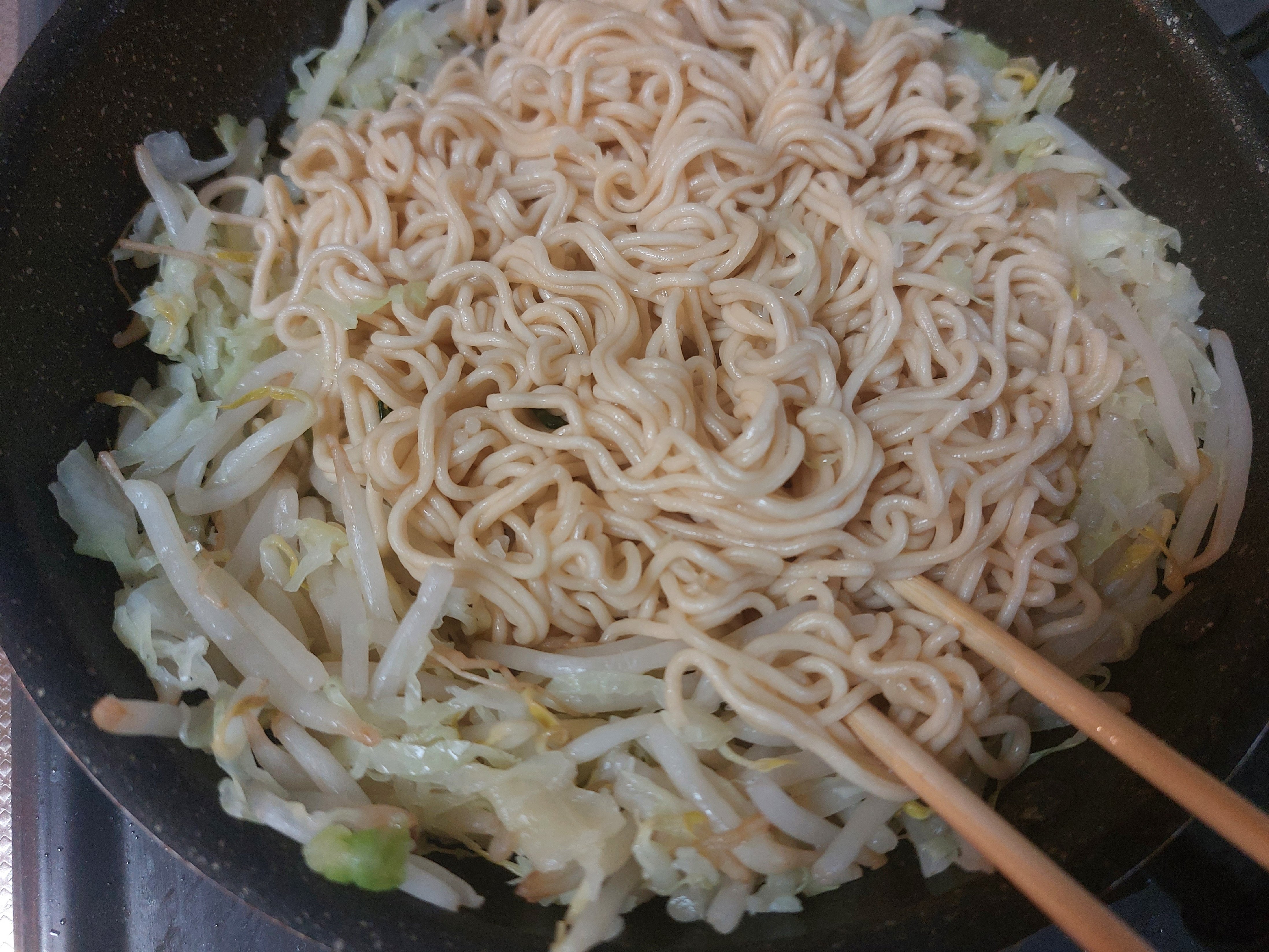 販売 カップ焼きそばをフライパンで