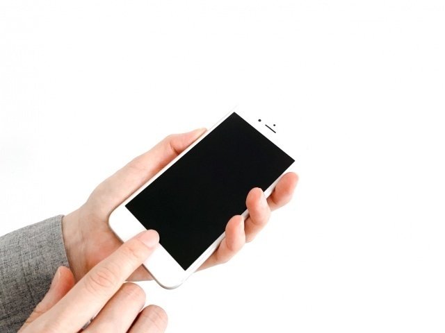 スマホを操作する男性の手元