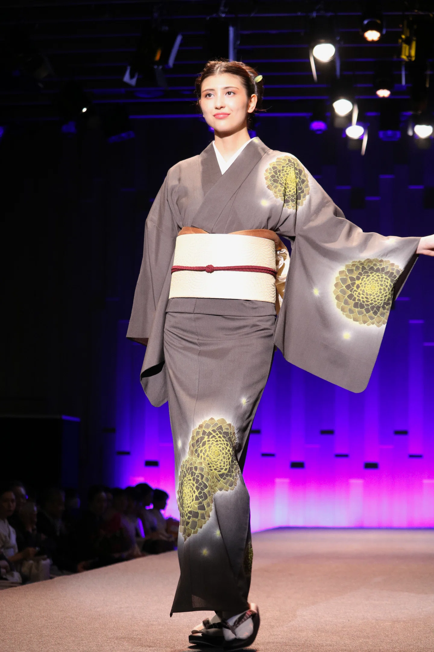 本紅型の付け下げ鳩と蝶、花着物 本紅型の付け下げ鳩と蝶、花着物