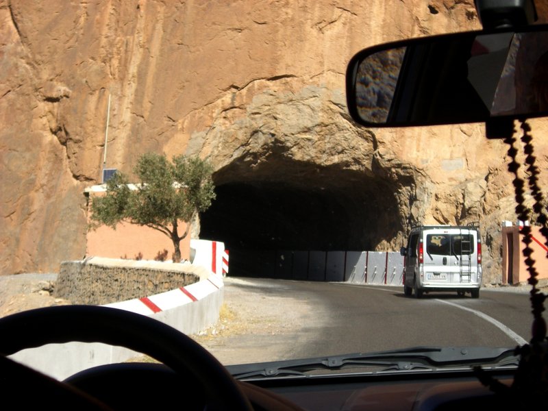 巨大な岩壁をくりぬいたトンネル