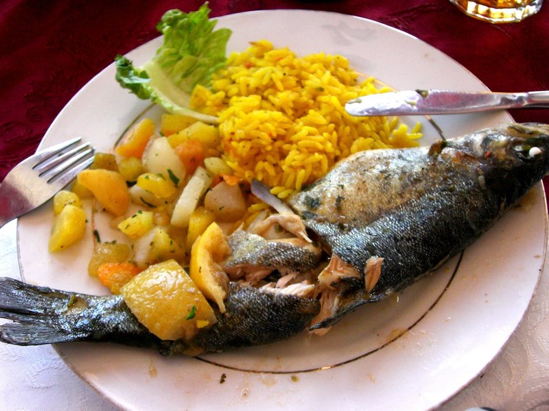 魚料理とサフランライス、野菜の炒め物