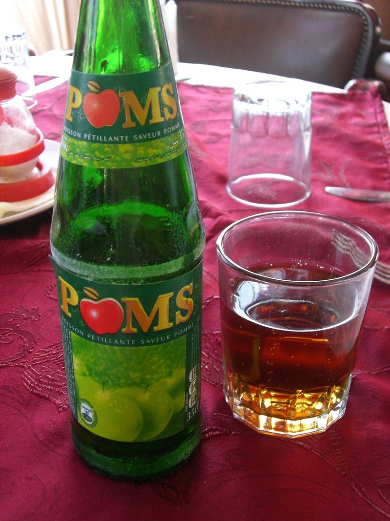 POMSと書かれたアップルジュースの緑色の瓶