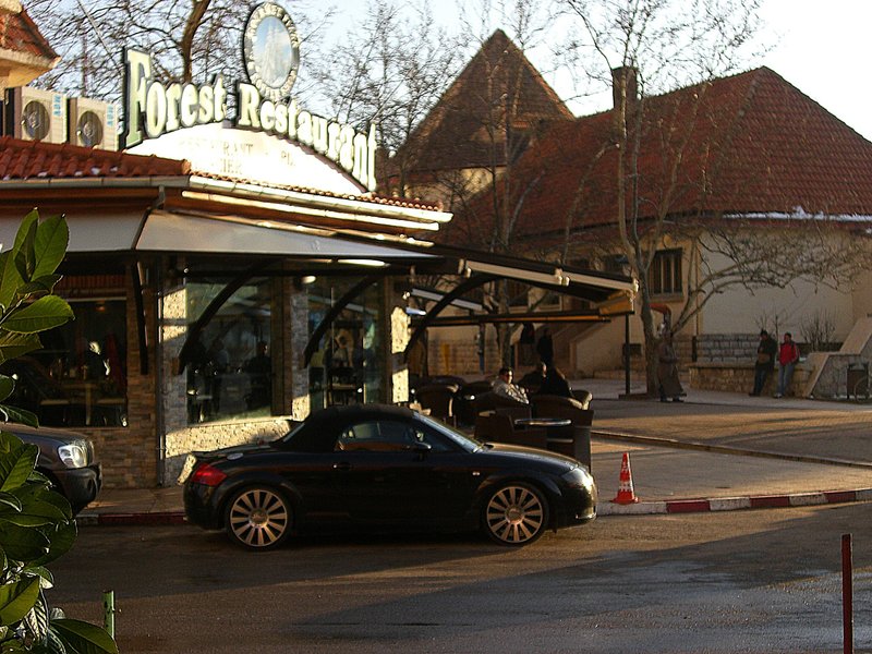 Forest Restaurantと書かれたレストランの外観と、黒っぽいアンティークな車