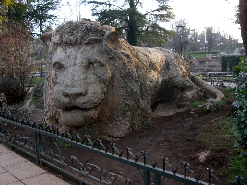 ライオンの巨大な石像