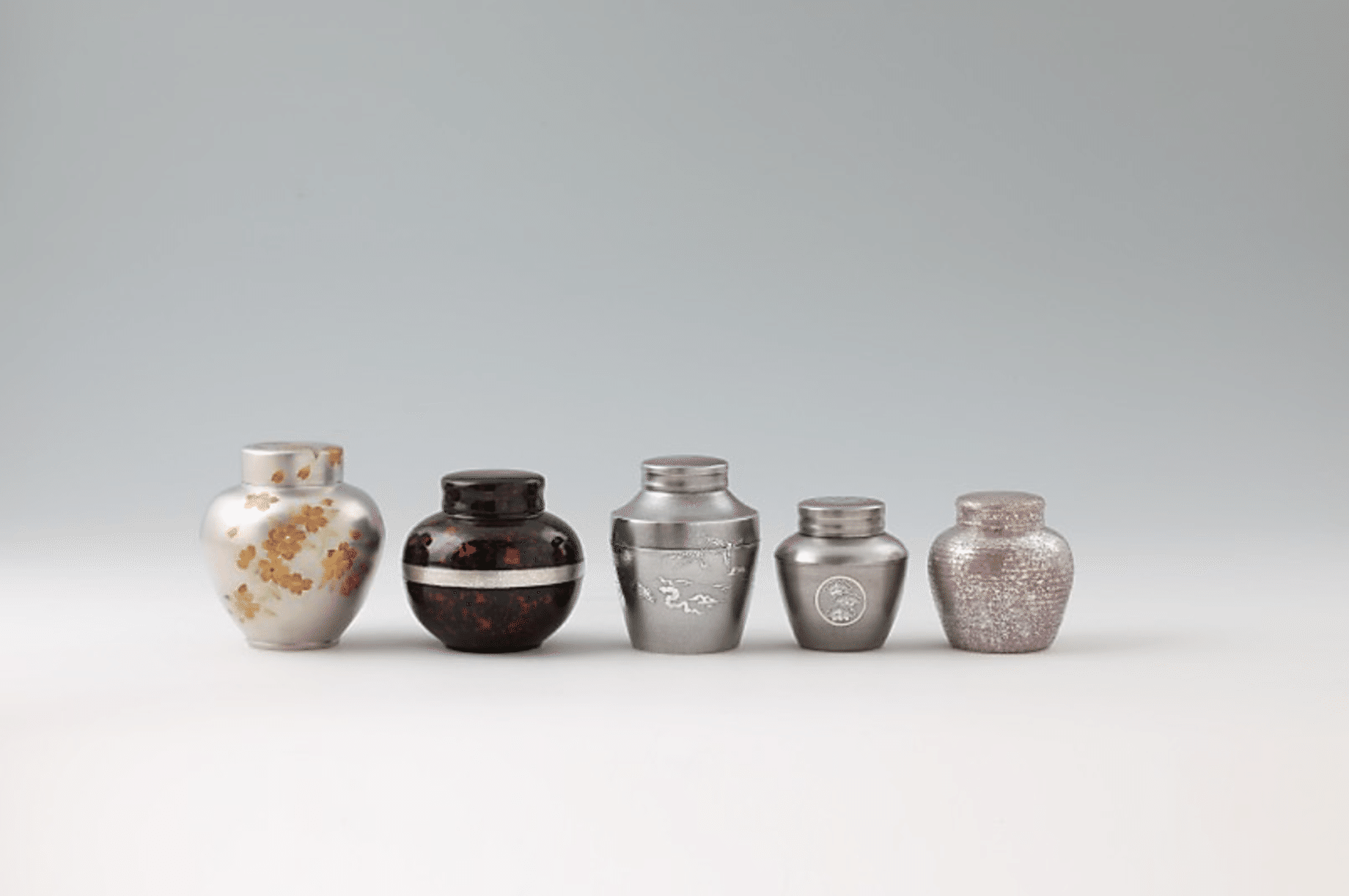 熟練の職人が心を込めてひとつひとつ手仕上げ。匠の技が光る伝統工芸品 熟練の職人が心を込めてひとつひとつ手仕上げ。匠の技が光る伝統工芸品