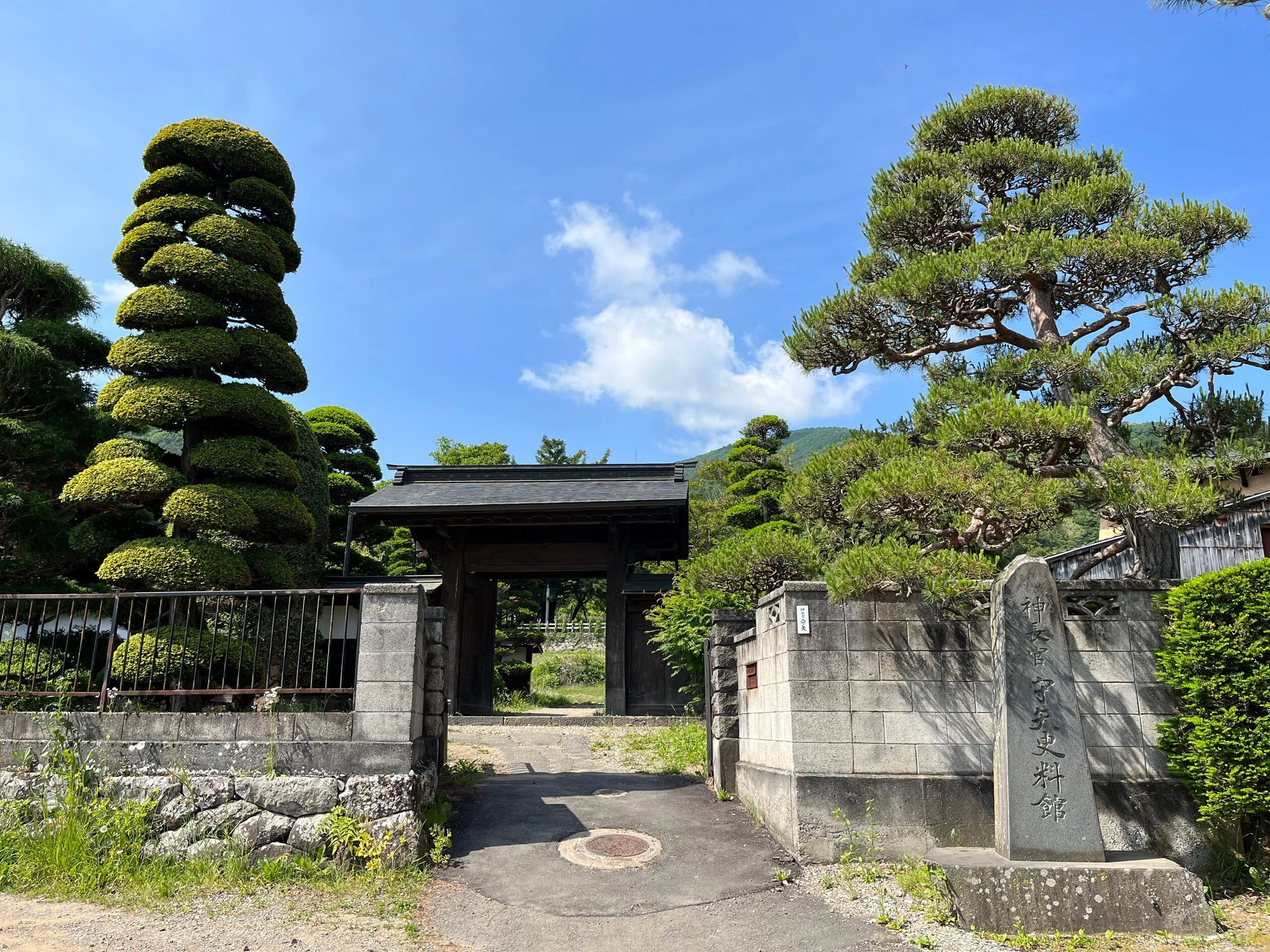 建築】常識破りのデビュー作は神長官守矢史料館（藤森照信）｜Hiroshi