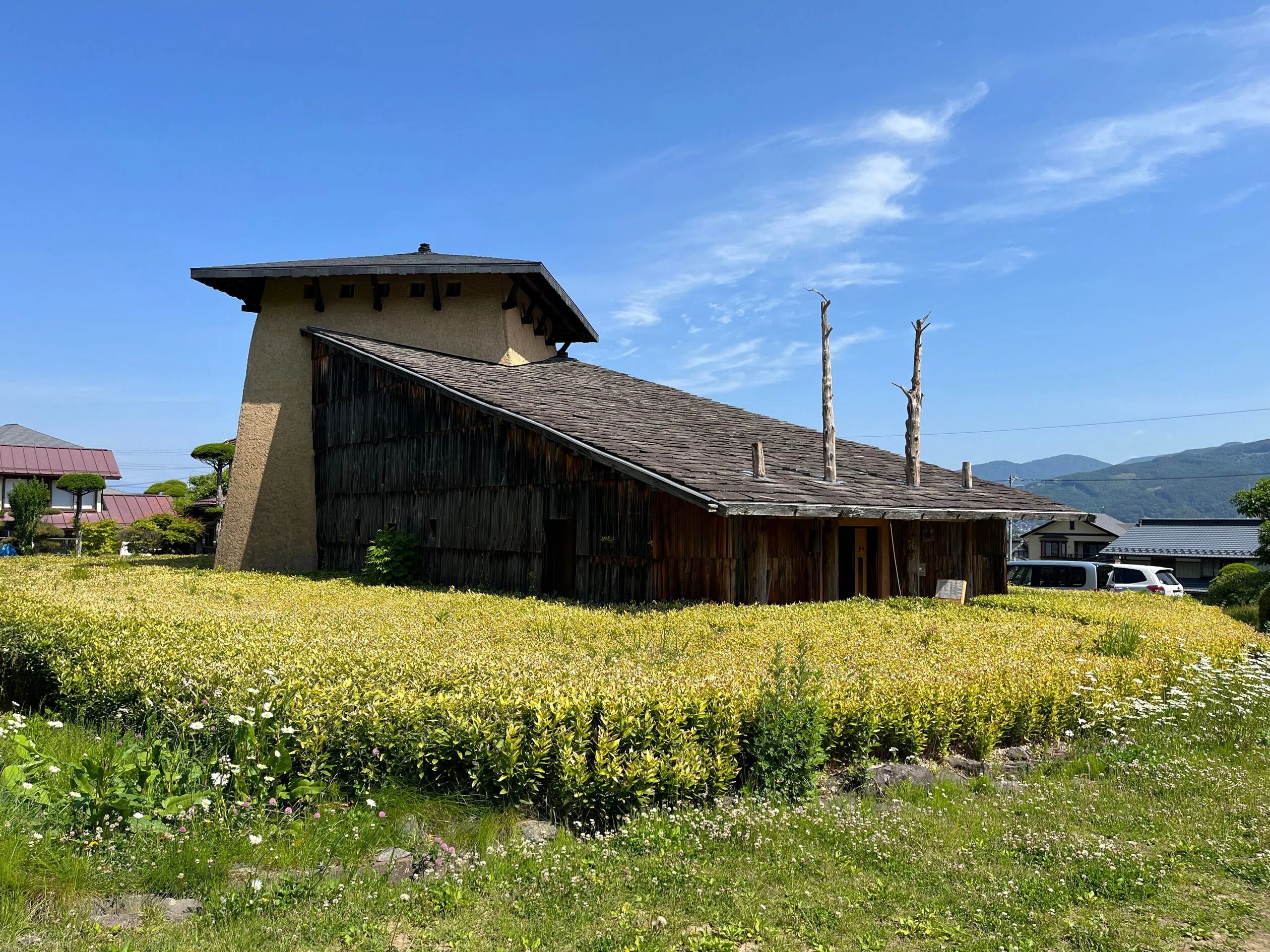 建築】常識破りのデビュー作は神長官守矢史料館（藤森照信）｜Hiroshi