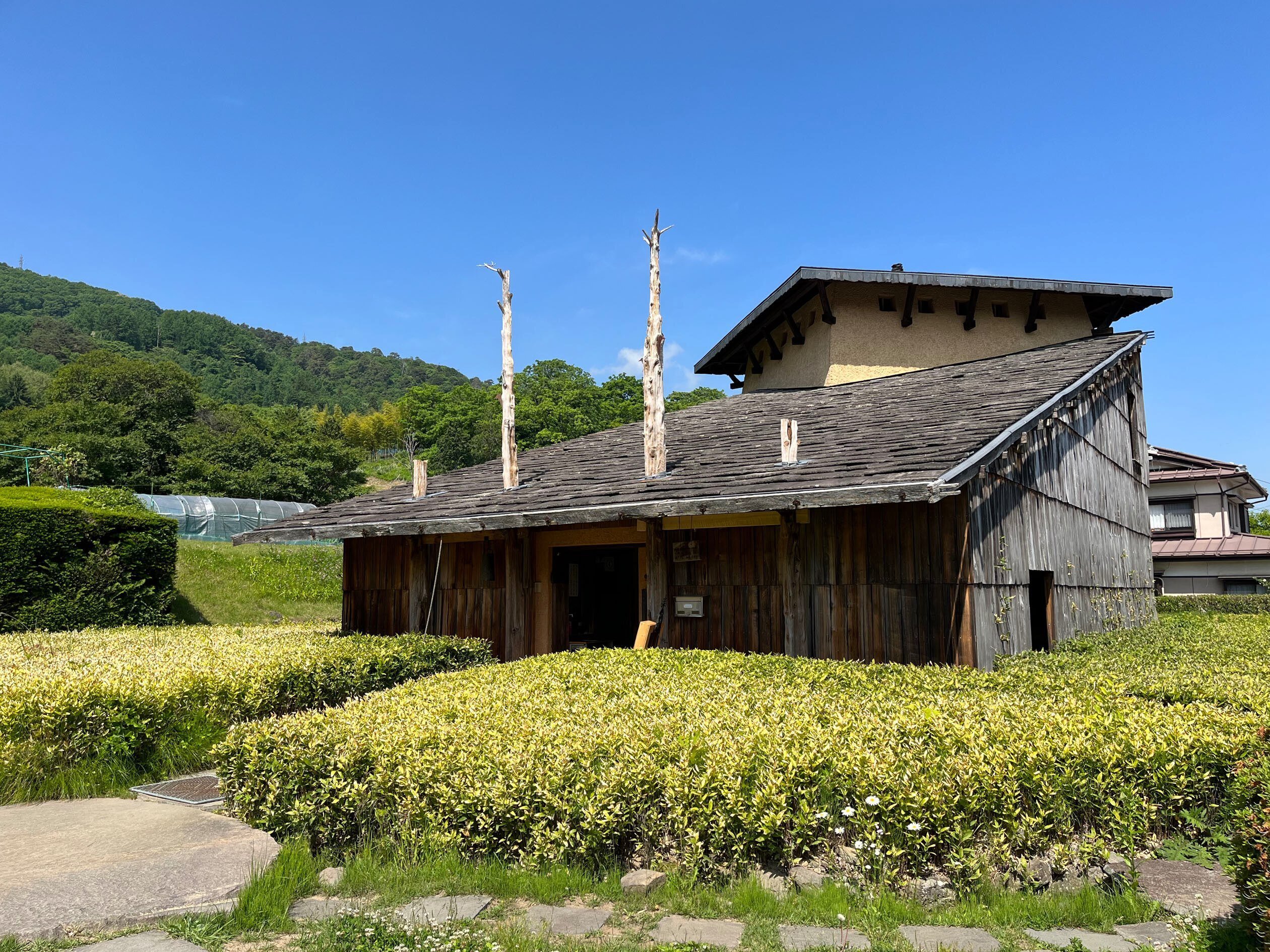 建築】常識破りのデビュー作は神長官守矢史料館（藤森照信