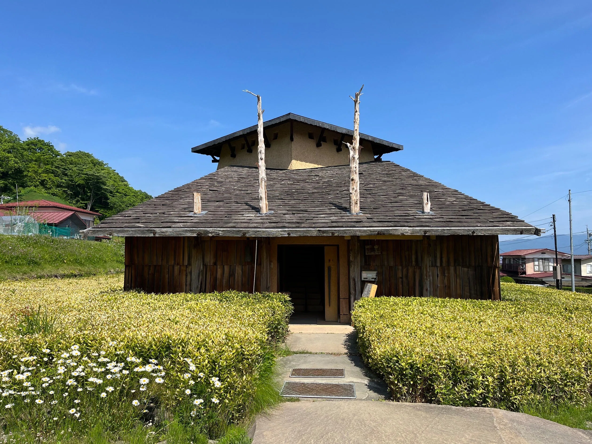 建築】常識破りのデビュー作は神長官守矢史料館（藤森照信）｜Hiroshi