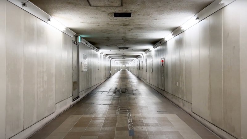 東成田駅へ続く地下通路の写真