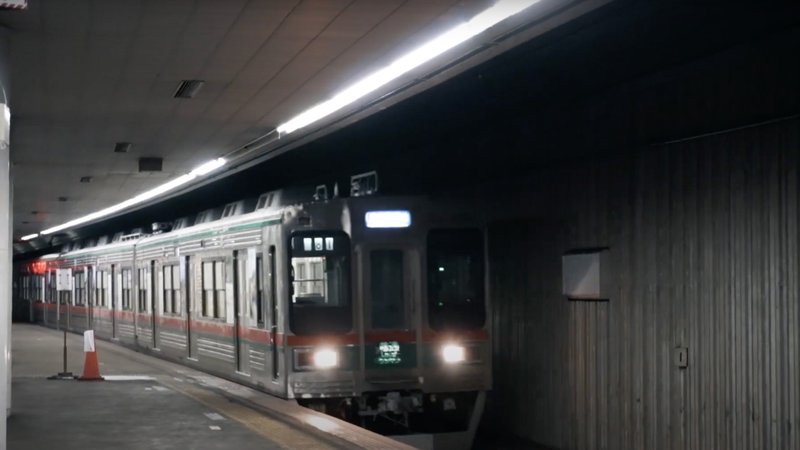 東成田駅へ入線する車両の写真