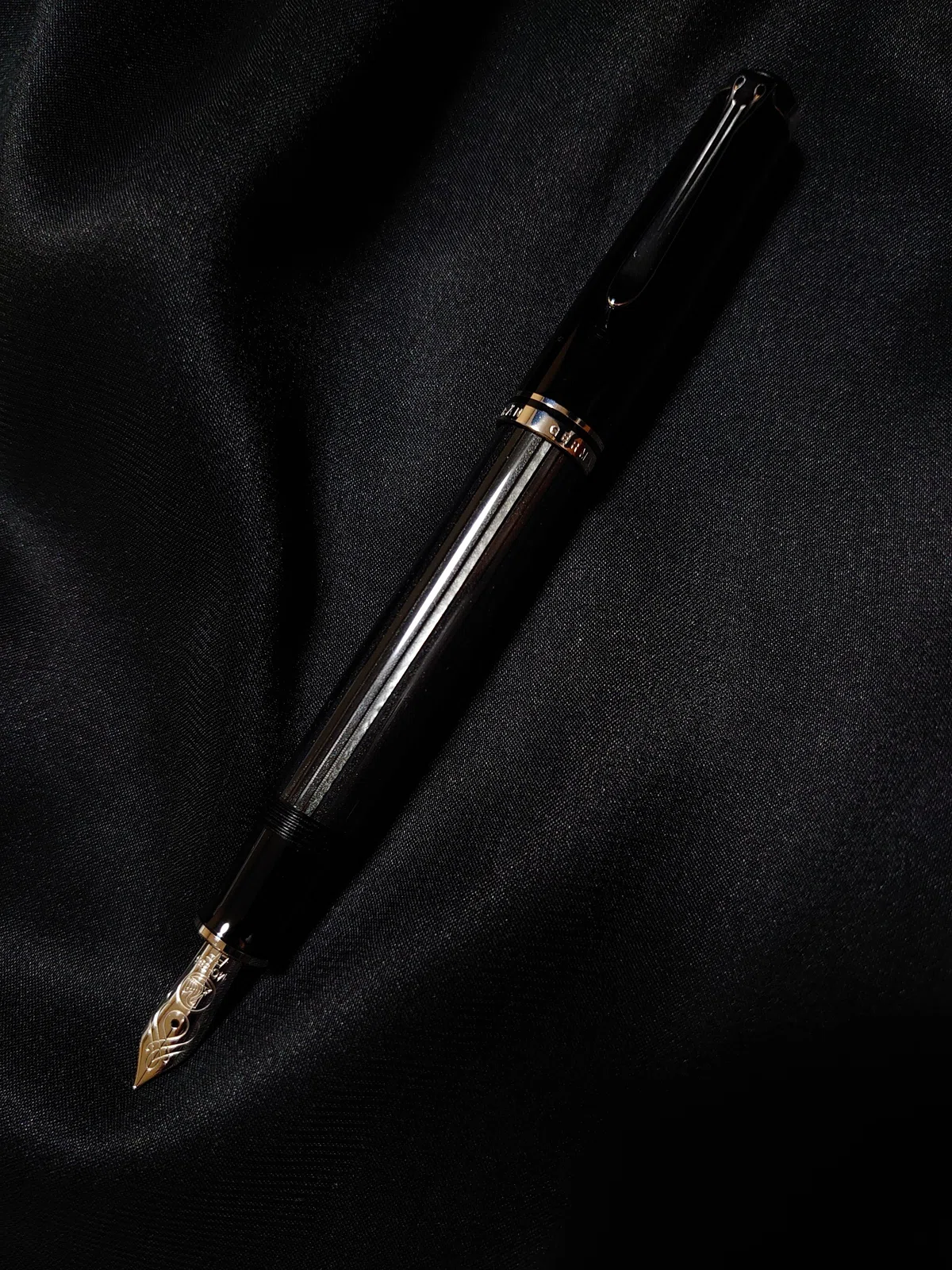精悍な印象の黒縞と、滑らかな書き心地が癖になる。｜G
