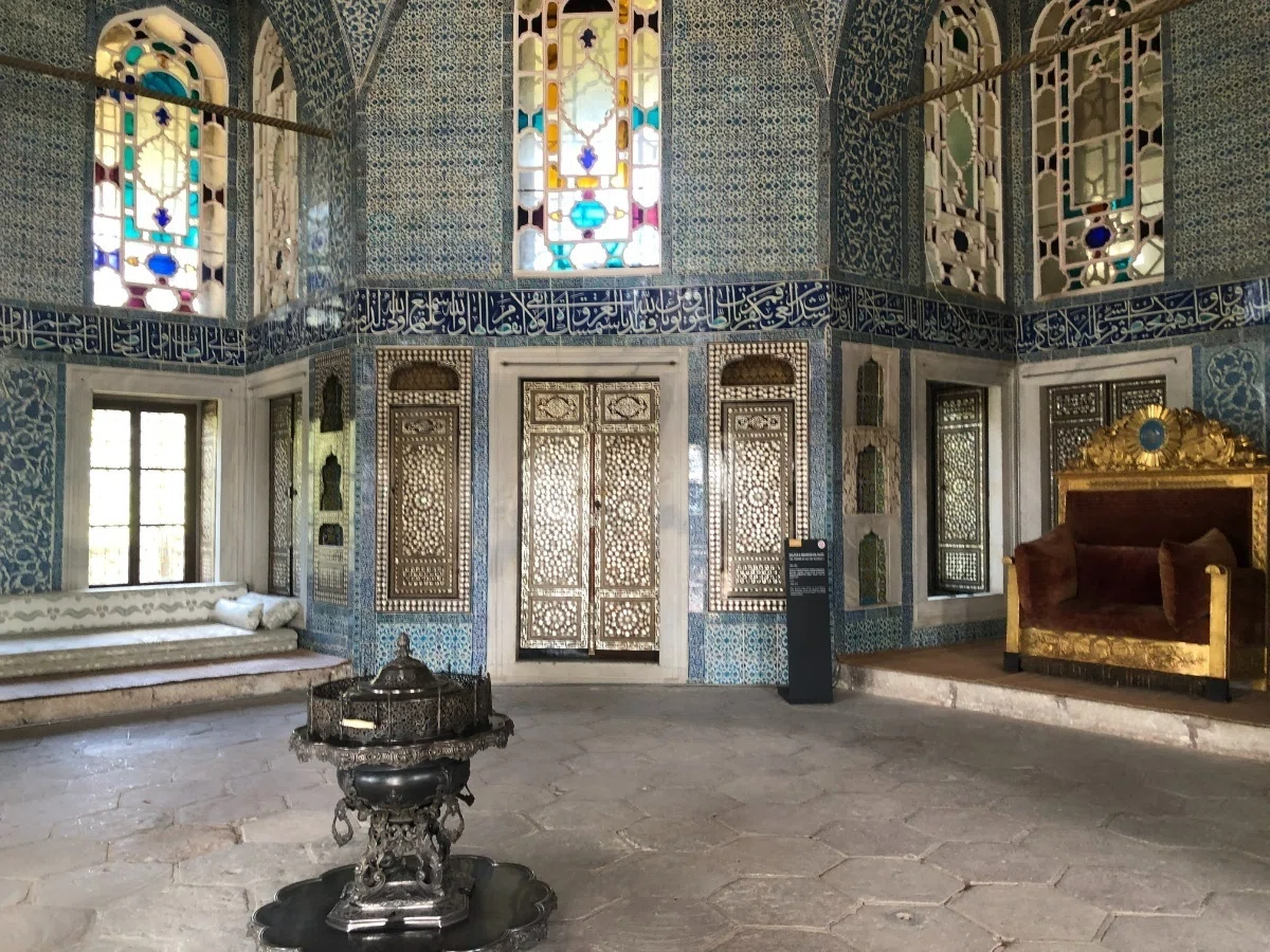 トプカプ宮殿宝物秘話：トルコ共和国建国100周年に寄せて｜イスタンブ 