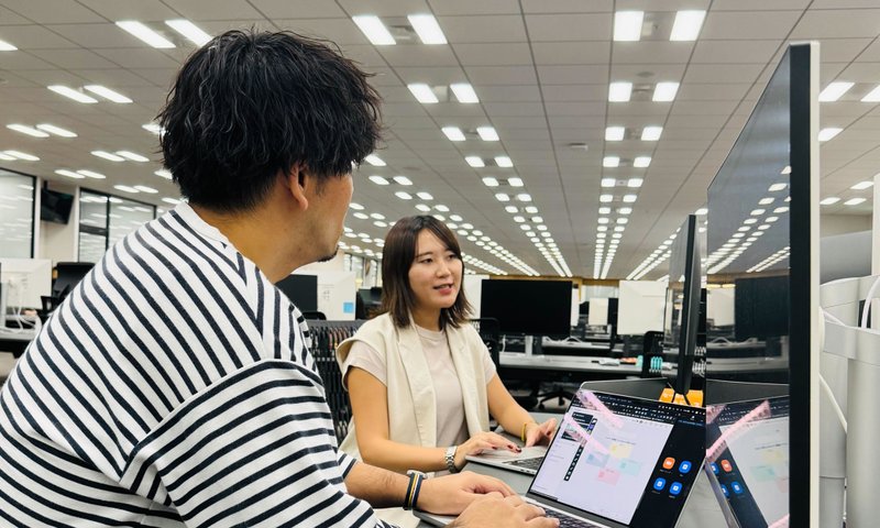 パソコン画面を眺めて会話するインサイドセールスのOn-Chanと、セールスのmafuyou