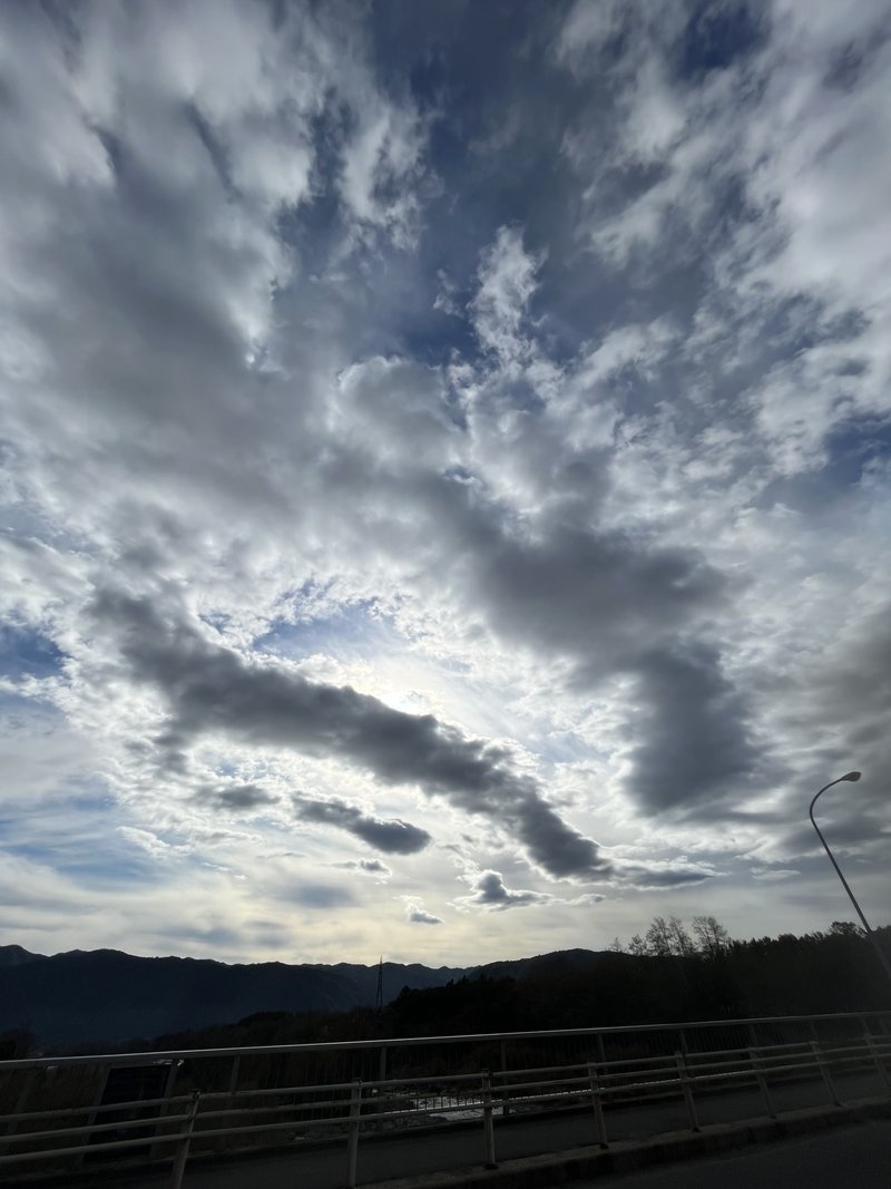 朝。ふと見たソラ。龍さん3柱…かなと思い、写真を撮った。