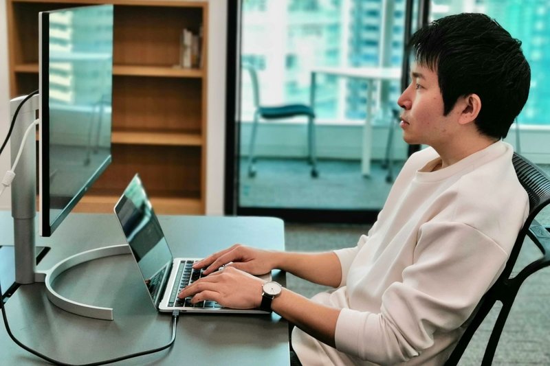 写真:パソコンに向き合うshimonさん