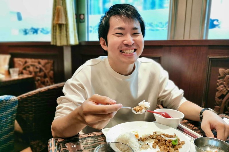 写真：満面の笑みでガパオライスを食べるshimonさん