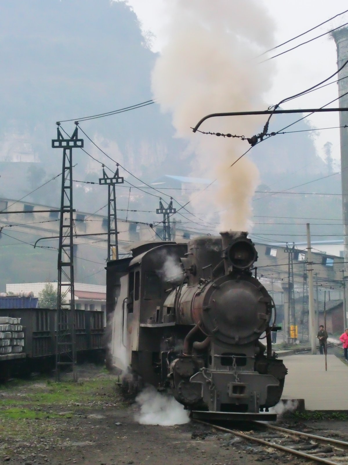 煙をはきながら走る蒸気機関車