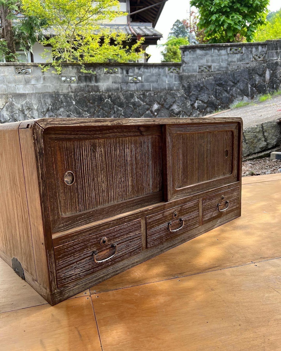 古家具】自然塗料で再塗装された桐箪笥