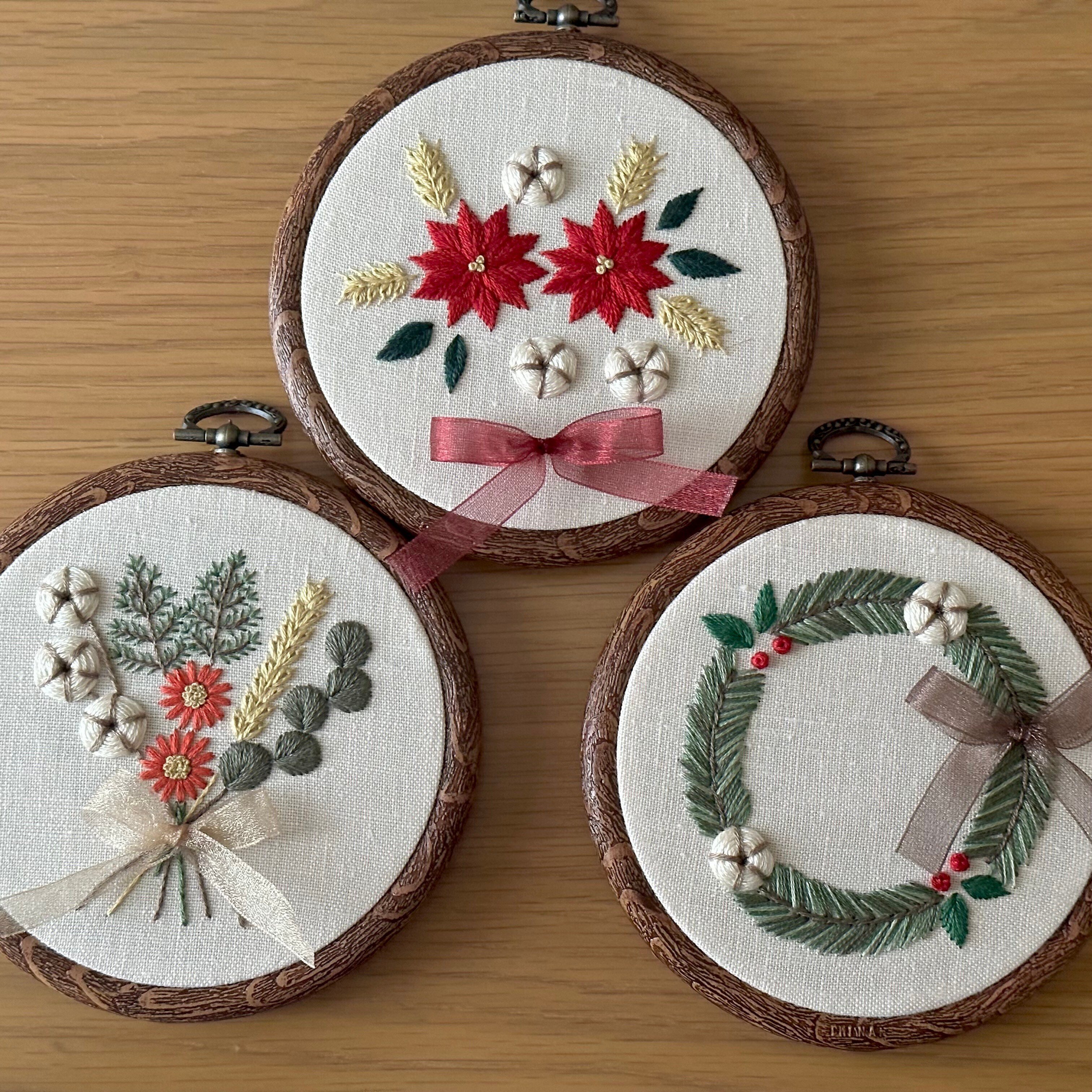 ひな壇 ホワイト 赤い刺繍布付き 赤い花刺繍の壁飾り | iichi 日々の暮らしを心地よくする