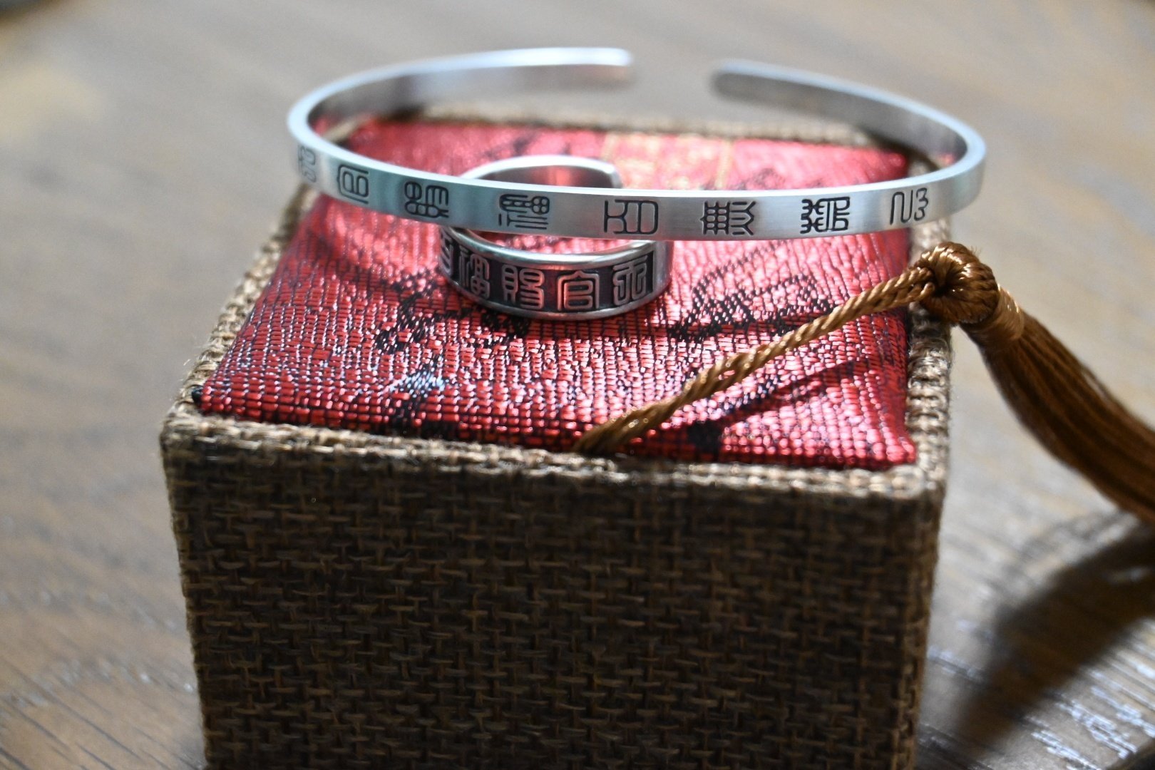 漢字が彫られた中国のアクセサリーがカッコいい！｜内藤てんちょー