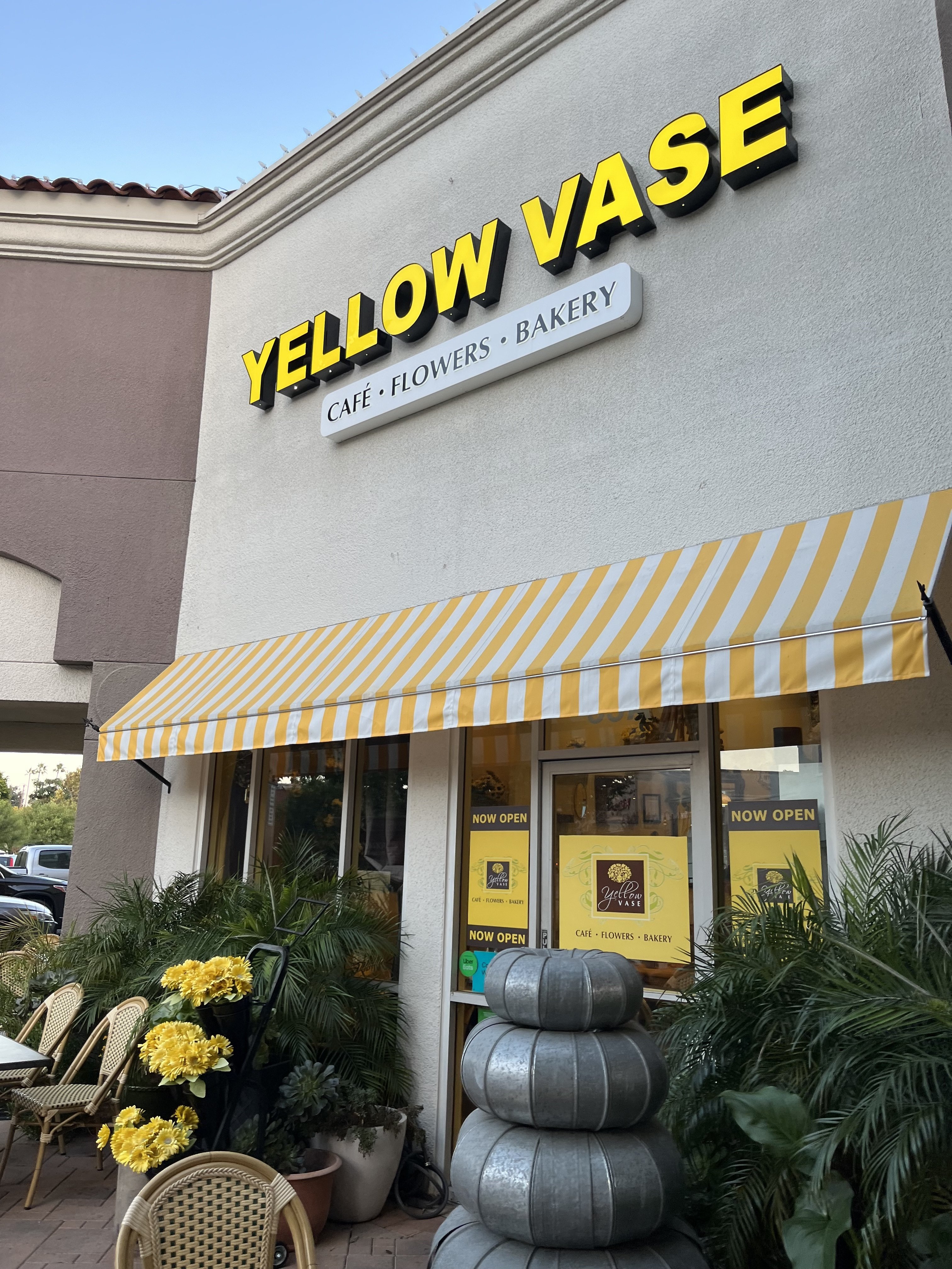 Yellow Vaseと言うアメリカのPalos Verdesにある黄色が特徴のカフェ。｜HY