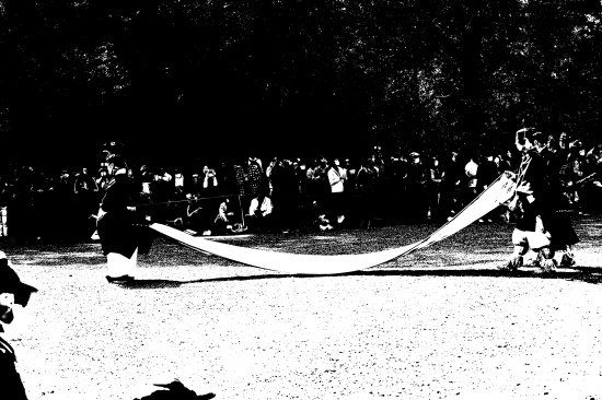 伝統的な衣装のモノクロ写真 謎めいた巨大なフードにロングケープ。1930年代まで着用されていた