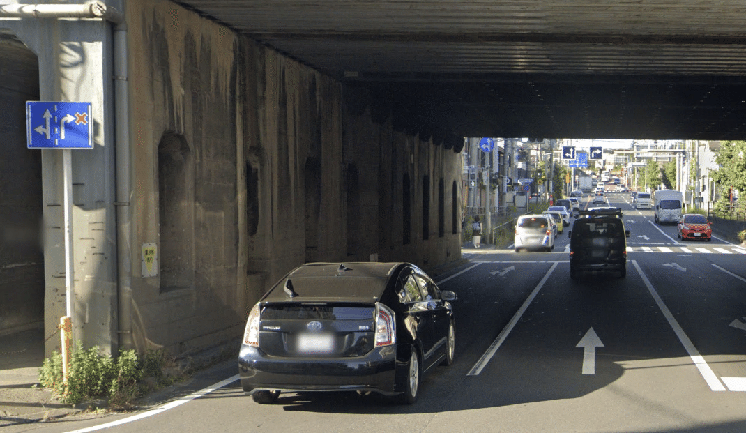 赤✖のある「(327の7-A)進行方向別通行区分」｜道路標識マニア