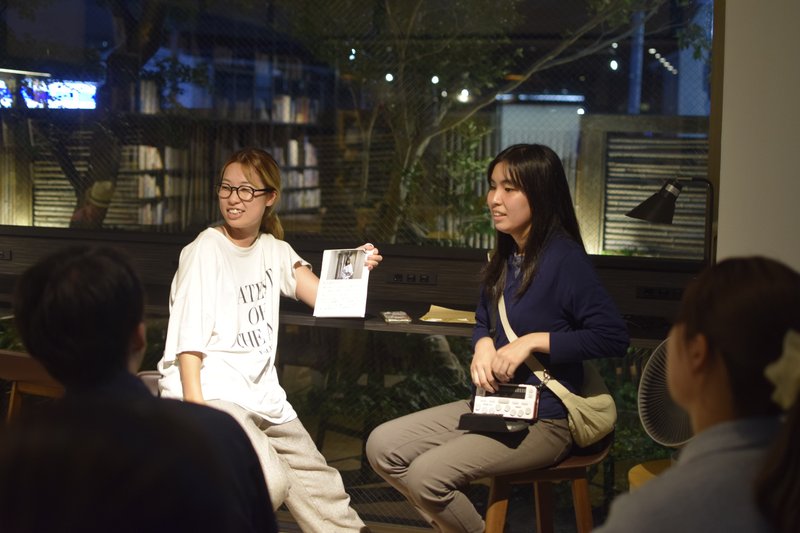 左にさすかる井上、右に井田さんが椅子に座り発表している　井上がマニュアルブックを持ち、井田さんが発表する