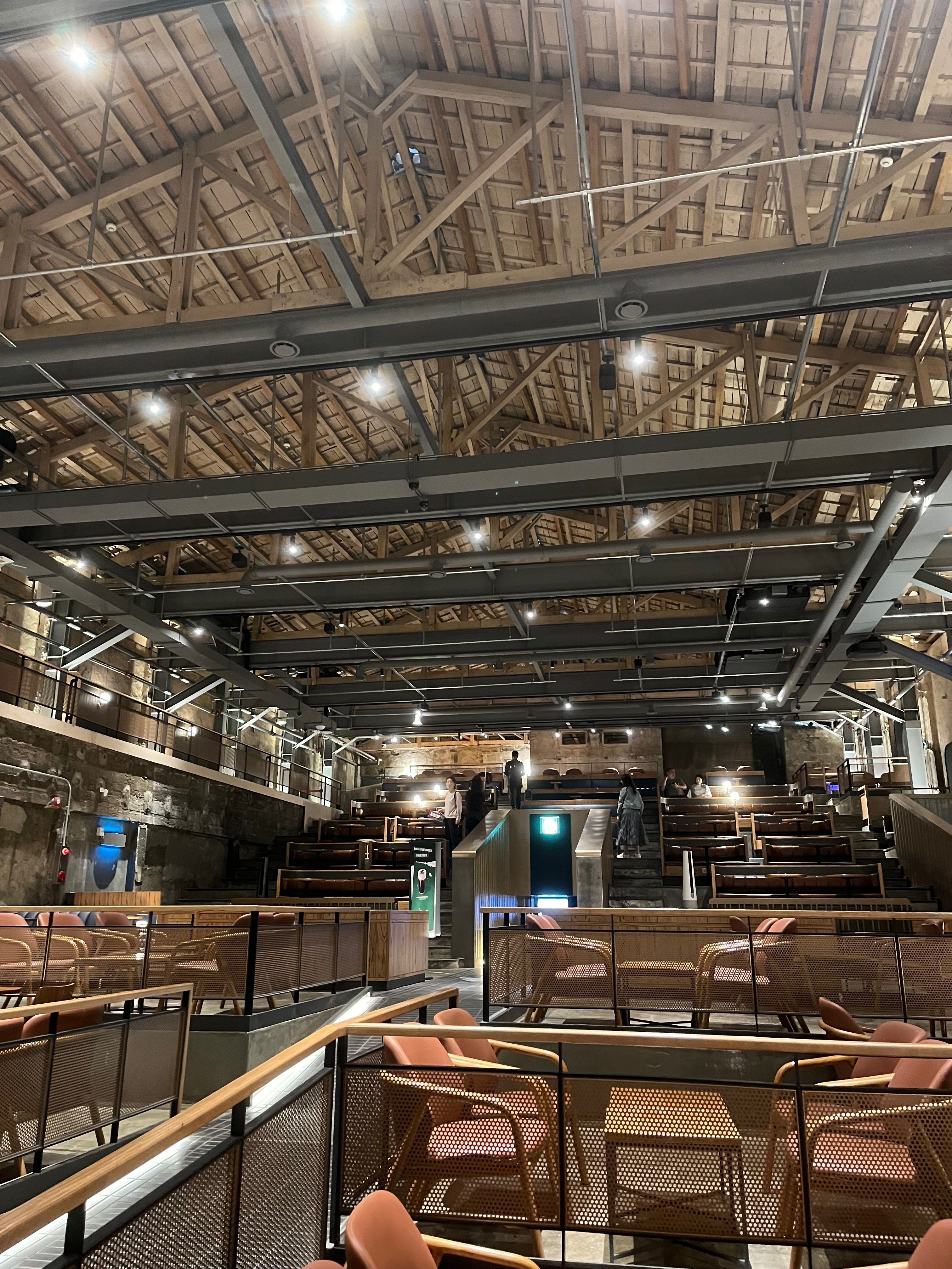 ③専用　スターバックス ここ!?】まさかの場所に入口があるスタバが最高だった!! 『STARBUCKS