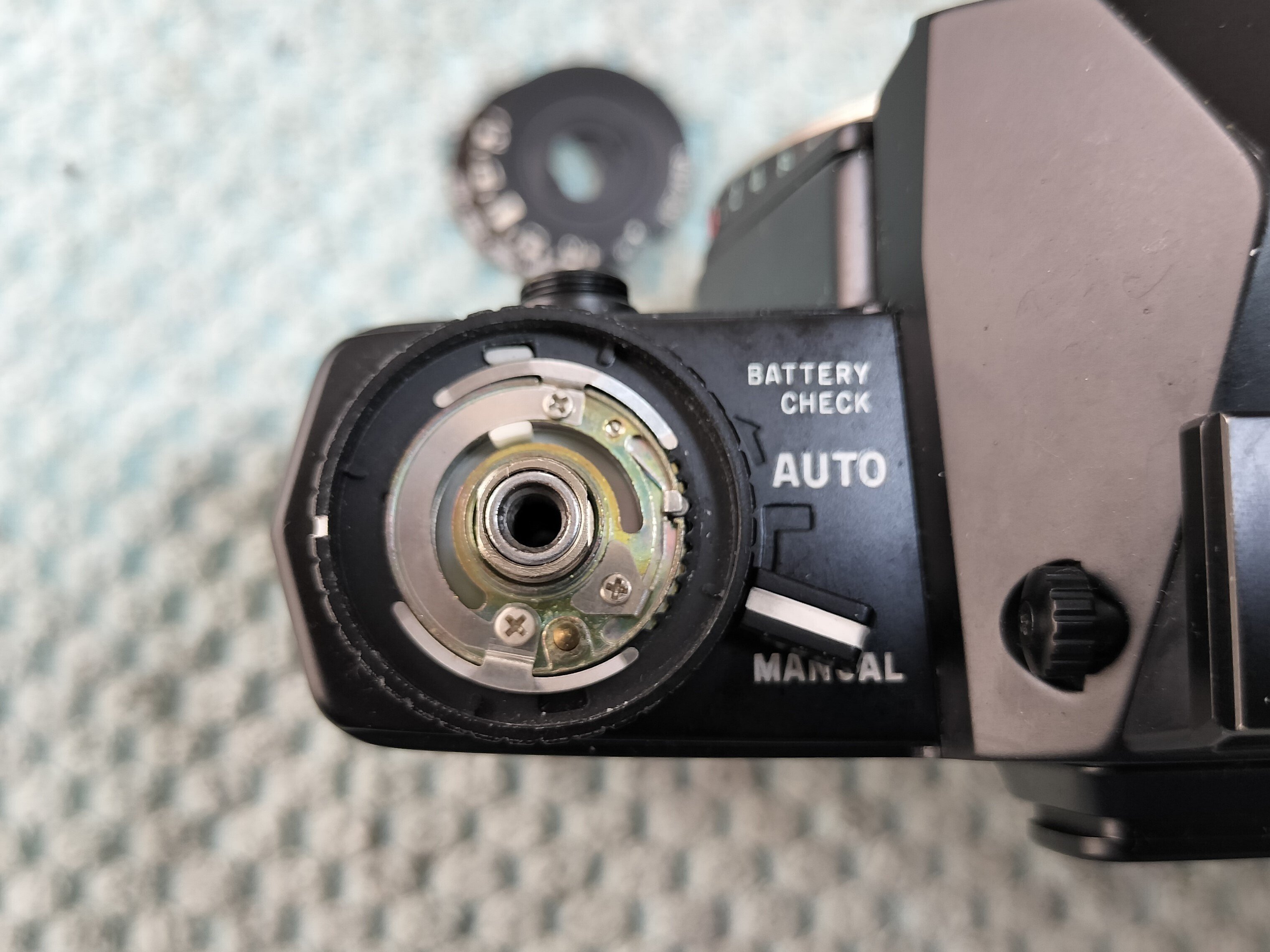 Olympus OM-4, OM-4Tiの分解｜フィルムカメラ修理のアクアカメラ