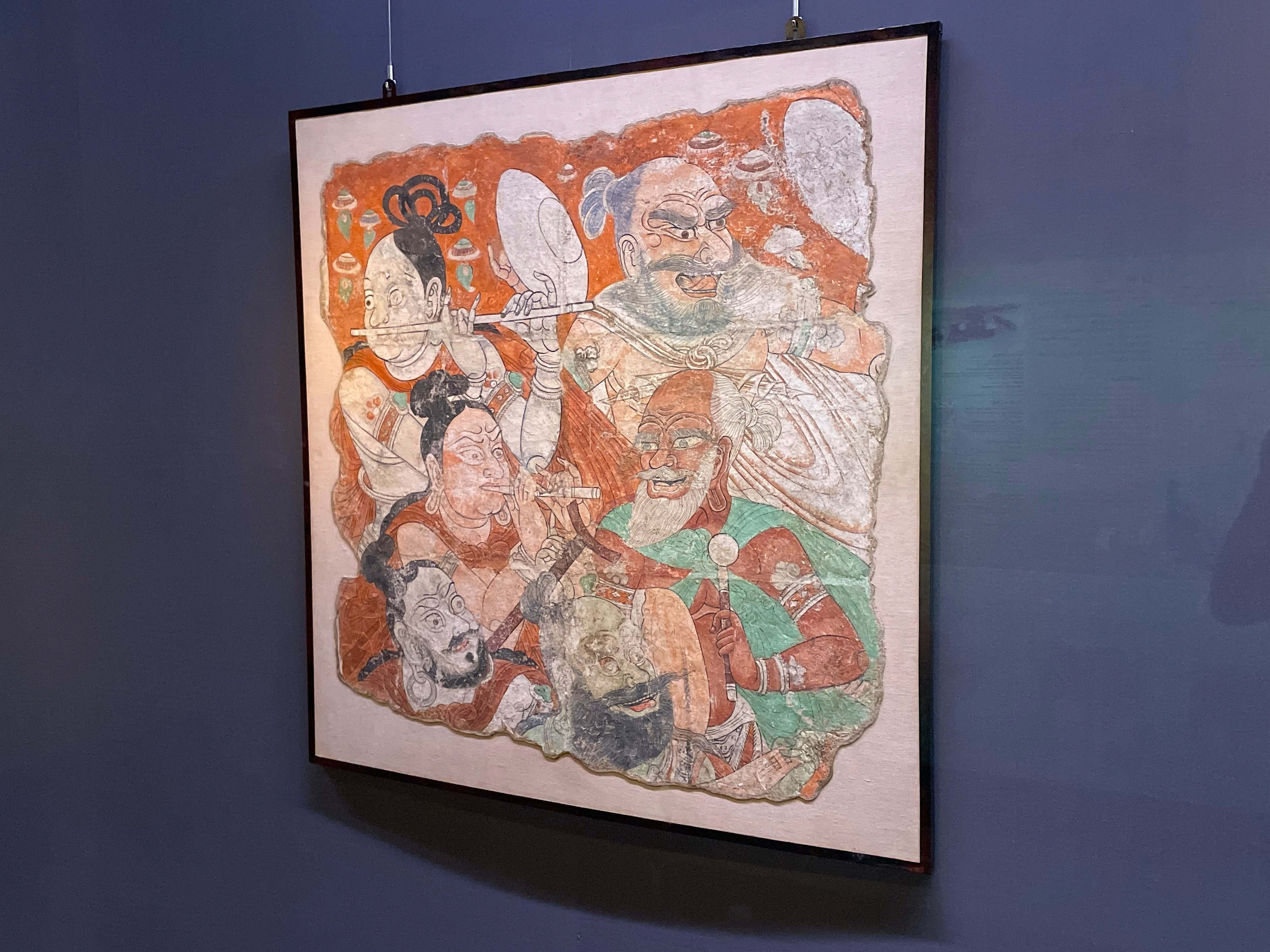 西と東がぶつかる場所で、古代に陽気なミュージシャンが描かれてた