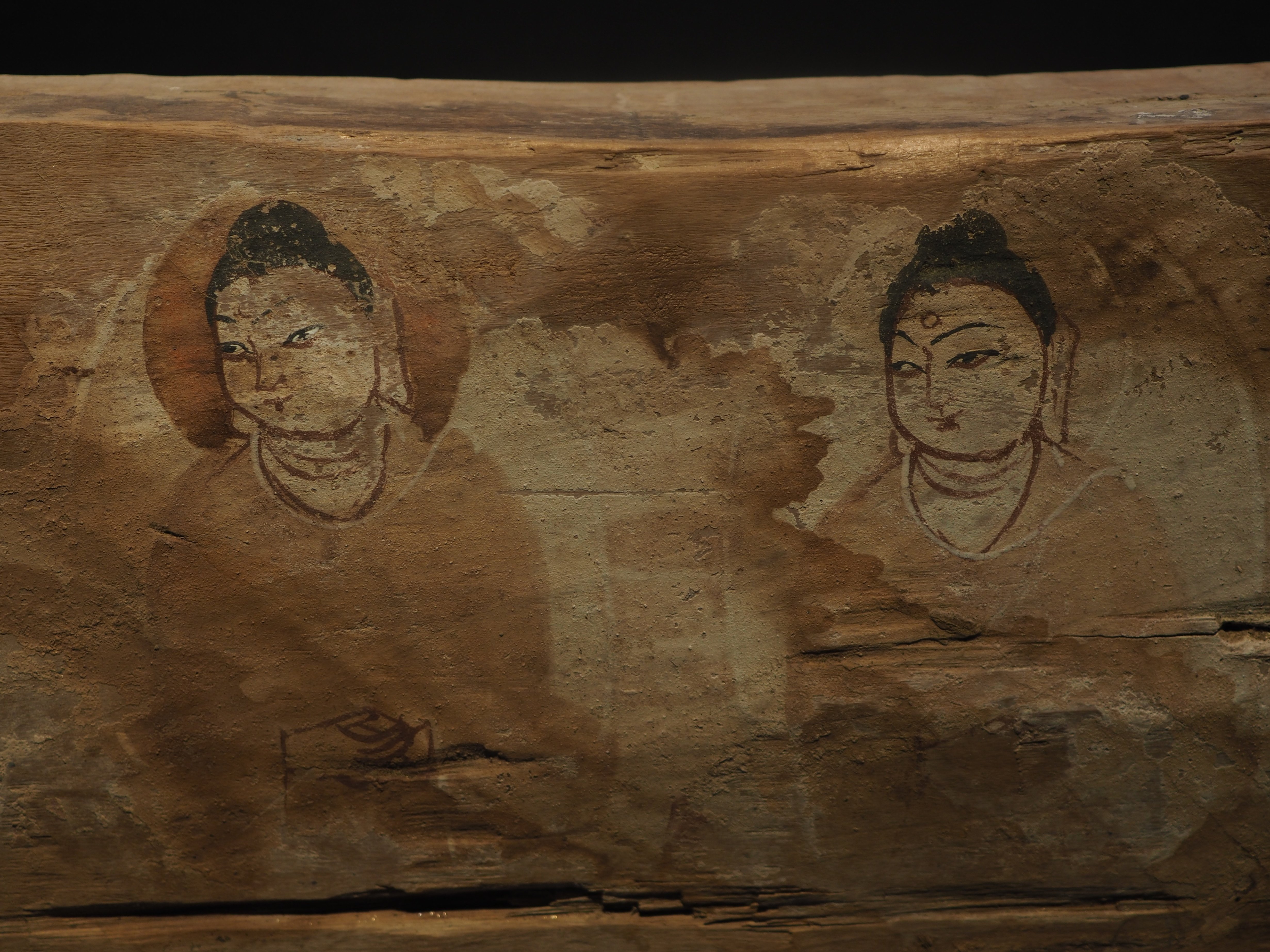 西と東がぶつかる場所で、古代に陽気なミュージシャンが描かれてた