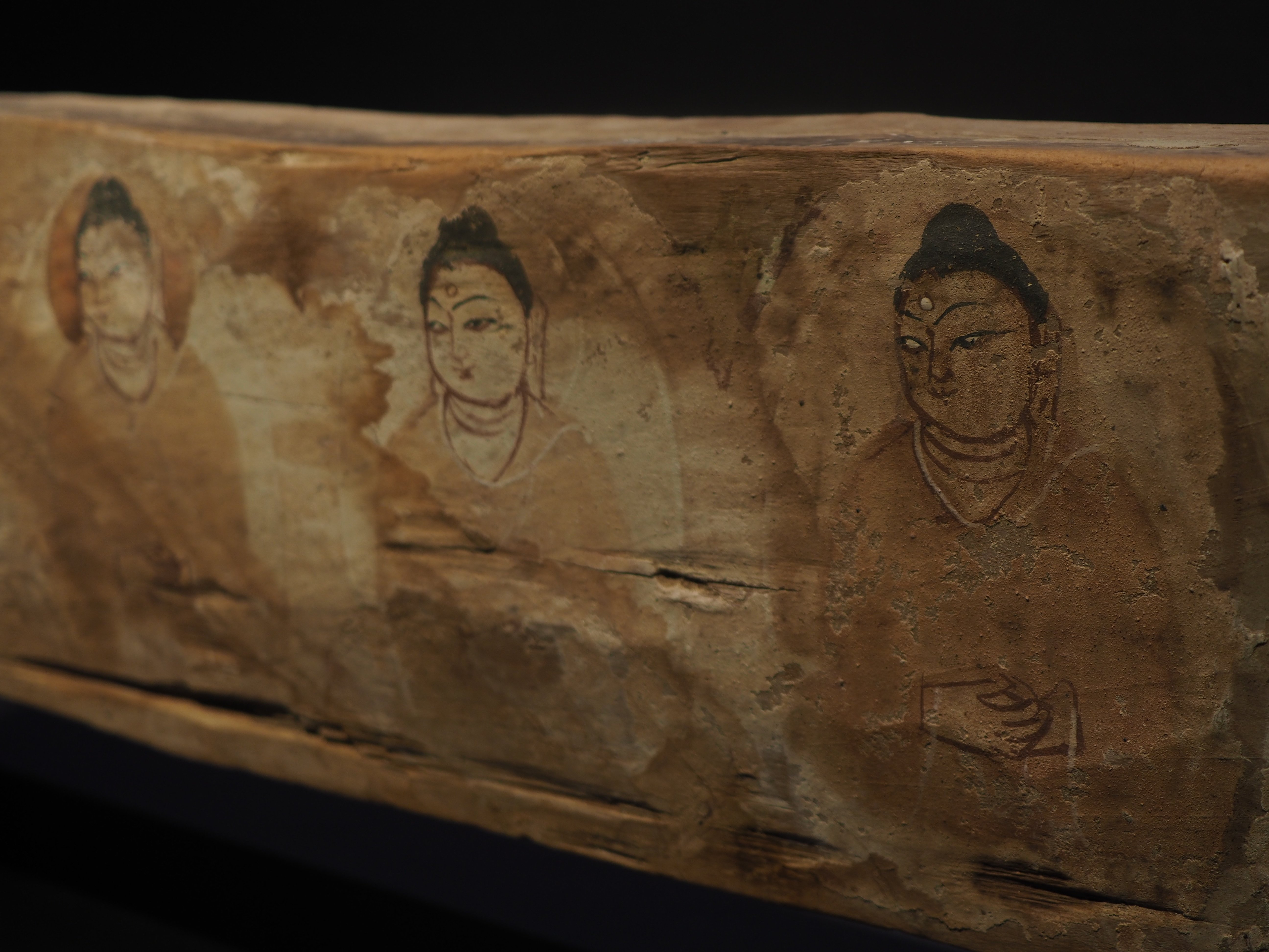 西と東がぶつかる場所で、古代に陽気なミュージシャンが描かれてた