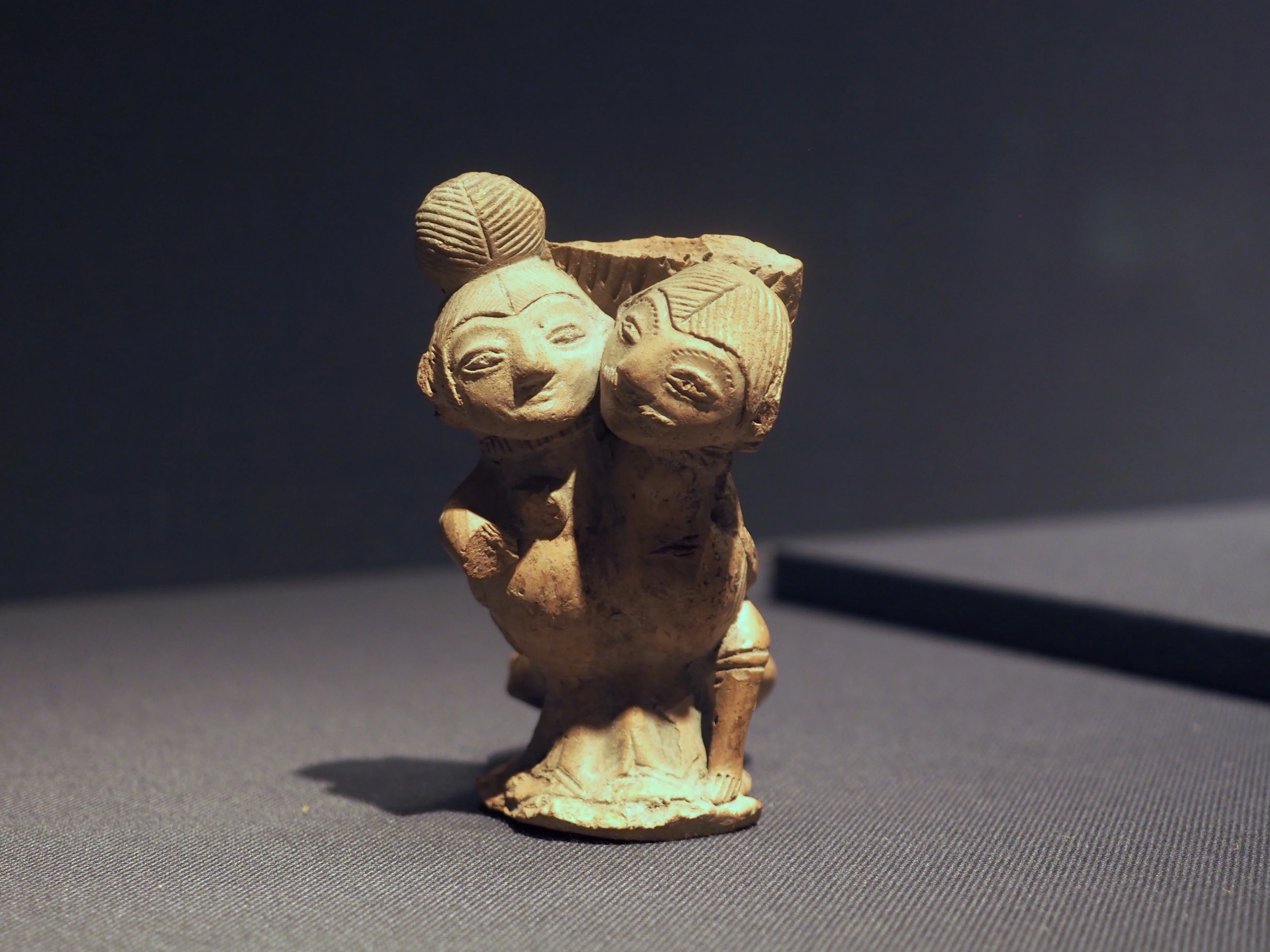 西と東がぶつかる場所で、古代に陽気なミュージシャンが描かれてた