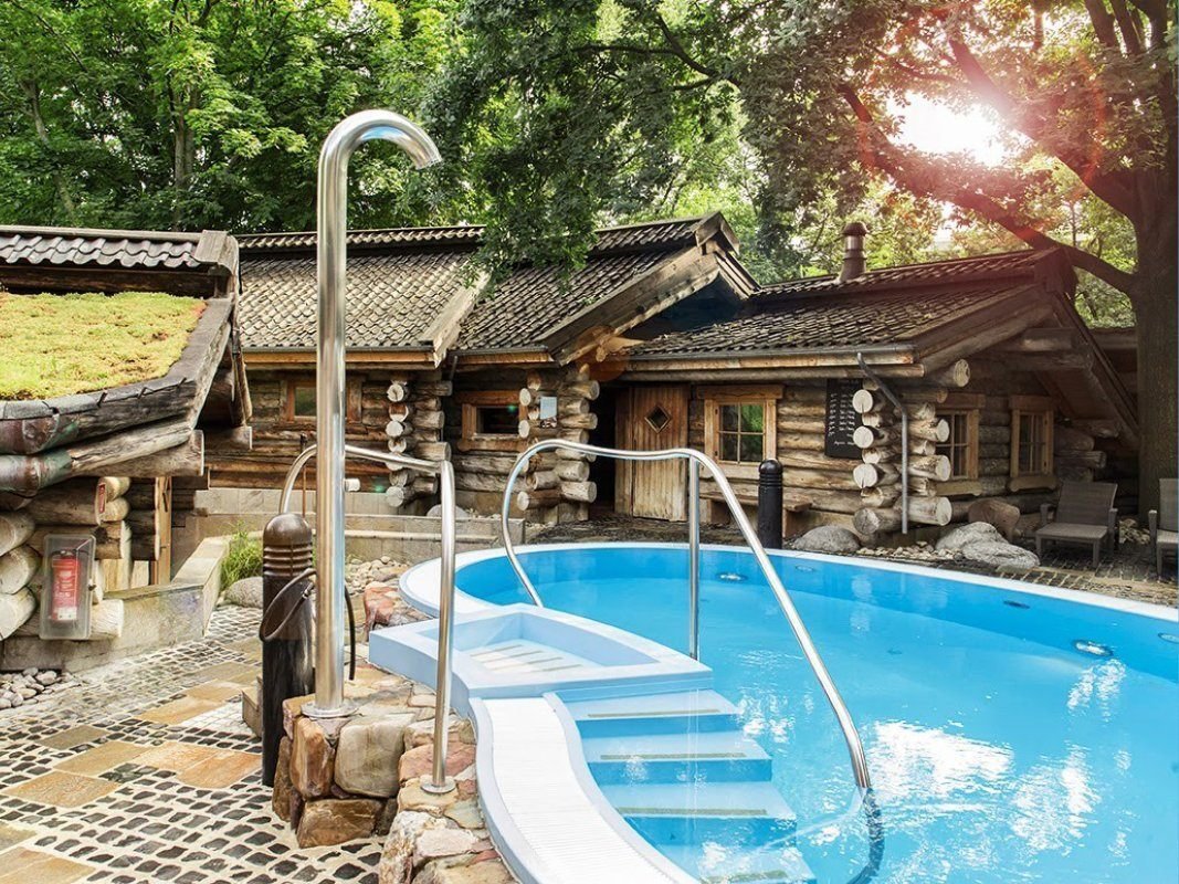 庭プール 男女の裸 『いきつけいなか』