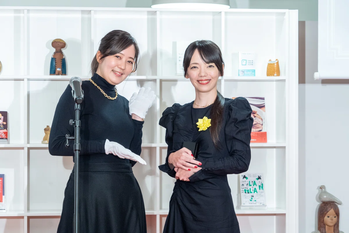 授賞式での秋谷りんこさんと特別審査員の新川帆立さん
