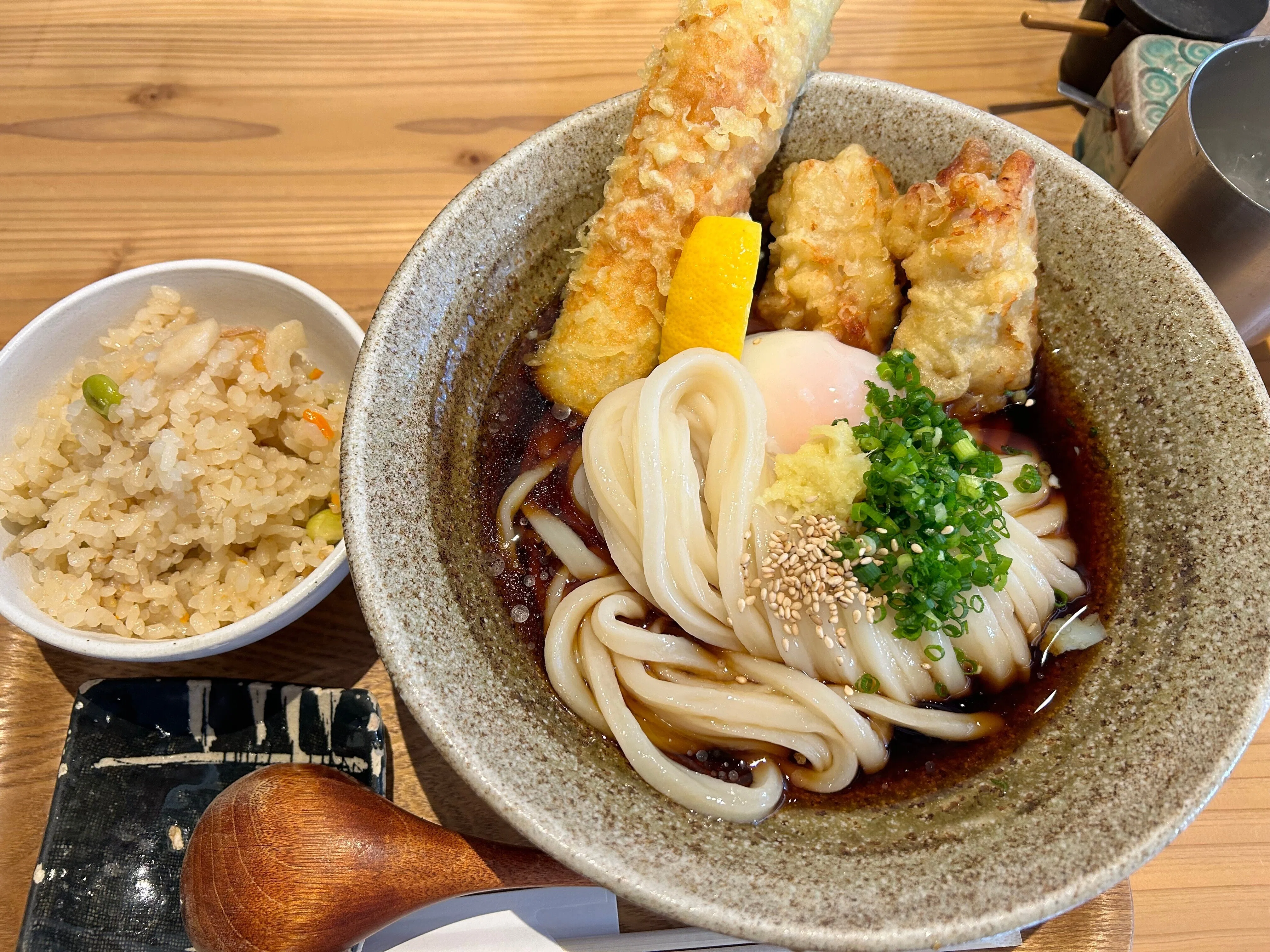 うどん好きとしては無視できない。天神橋3丁目にある「扇町うどん屋