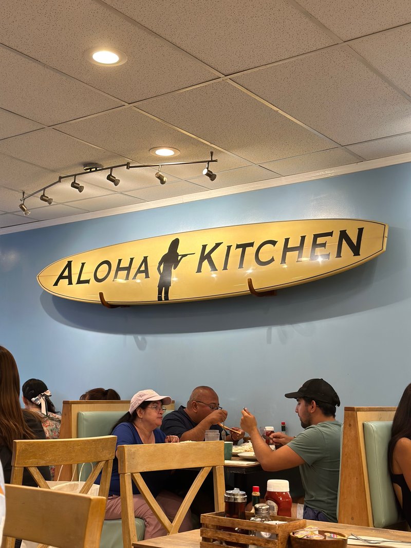 【アロハ キッチン】ハワイ産のフルーツを載せたふわふわスフレパンケーキ🥞｜ウニ王子