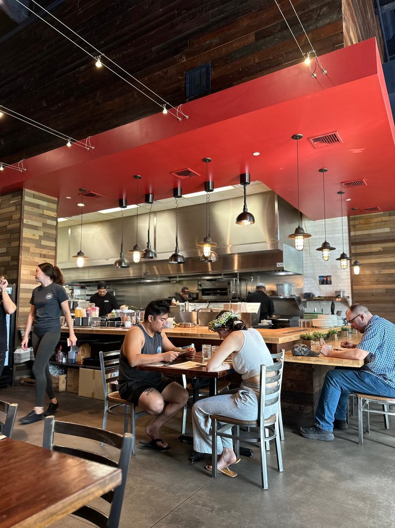 【スクラッチ キッチン Scratch Kitchen】映えるレインボーパンケーキ｜ウニ王子