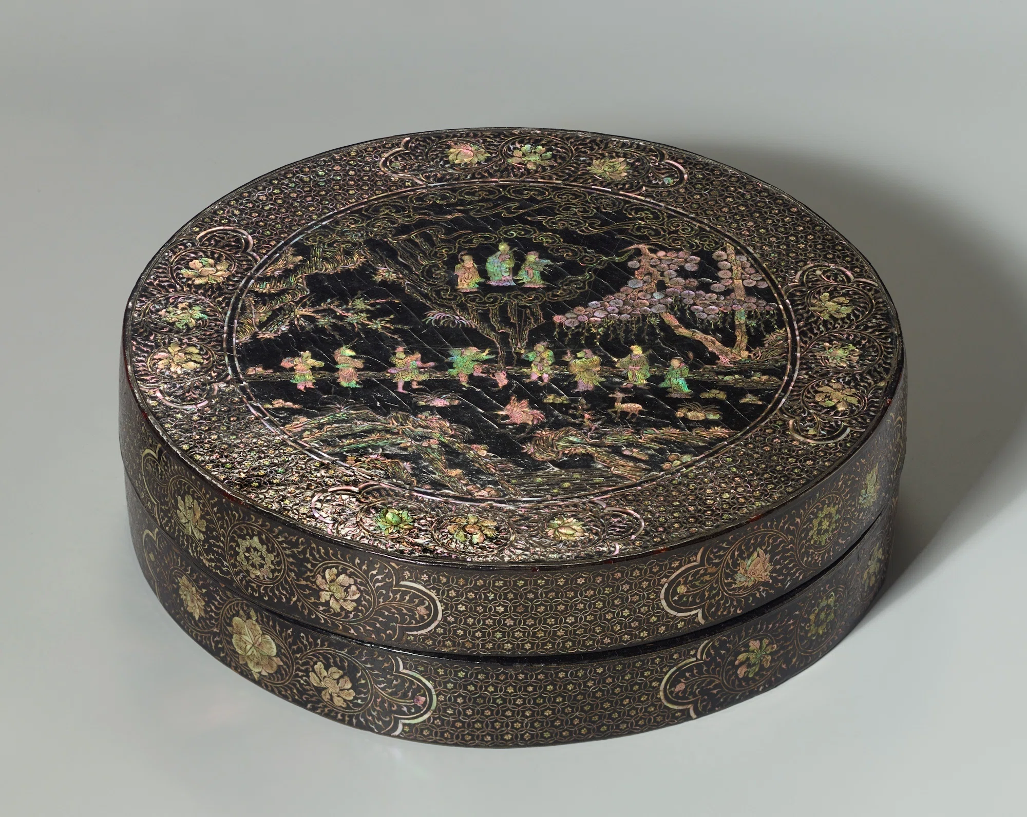 古い漆芸の円卓 くらしのなかの漆芸品｜桑原亘之介