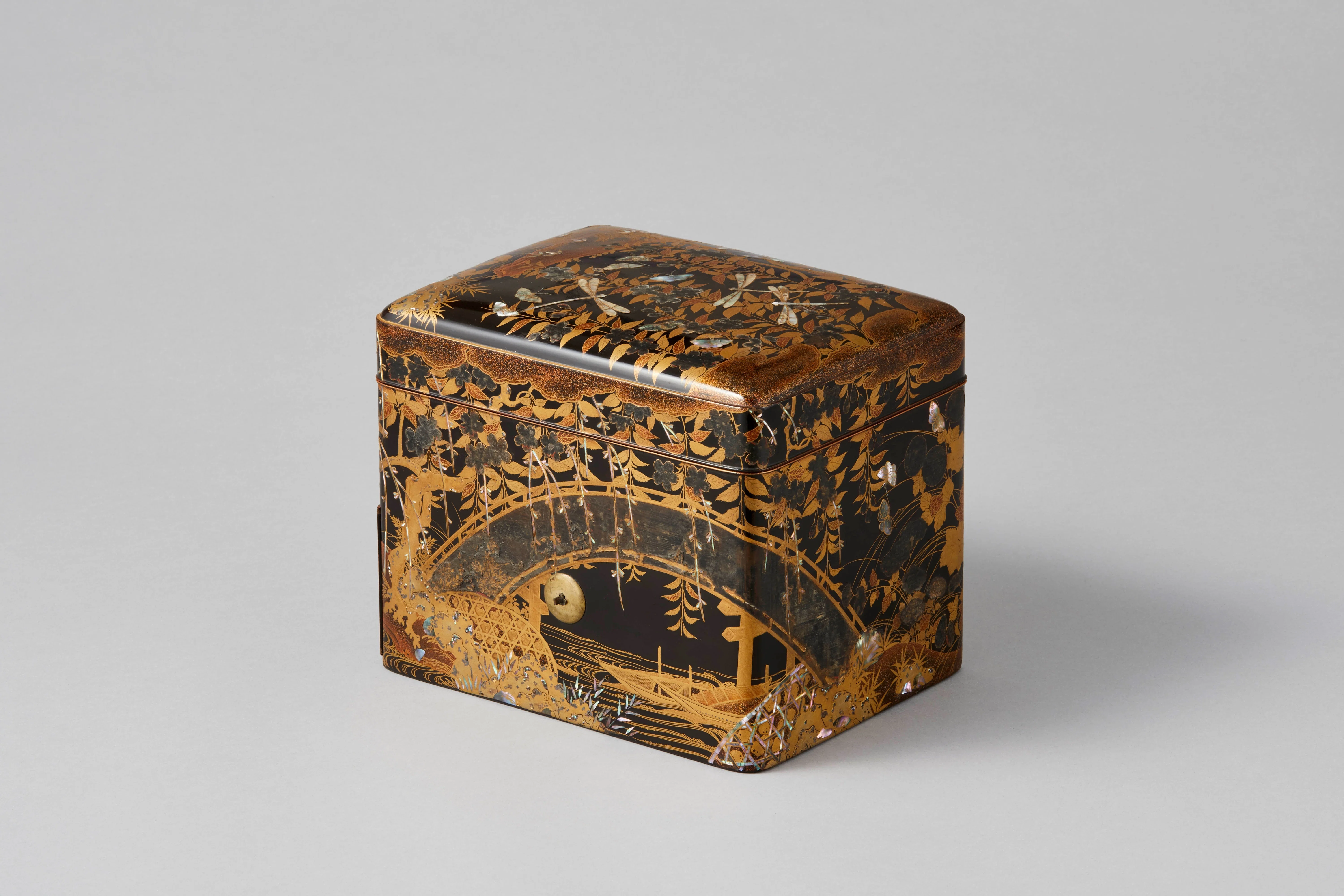 古い漆芸の円卓 くらしのなかの漆芸品｜桑原亘之介