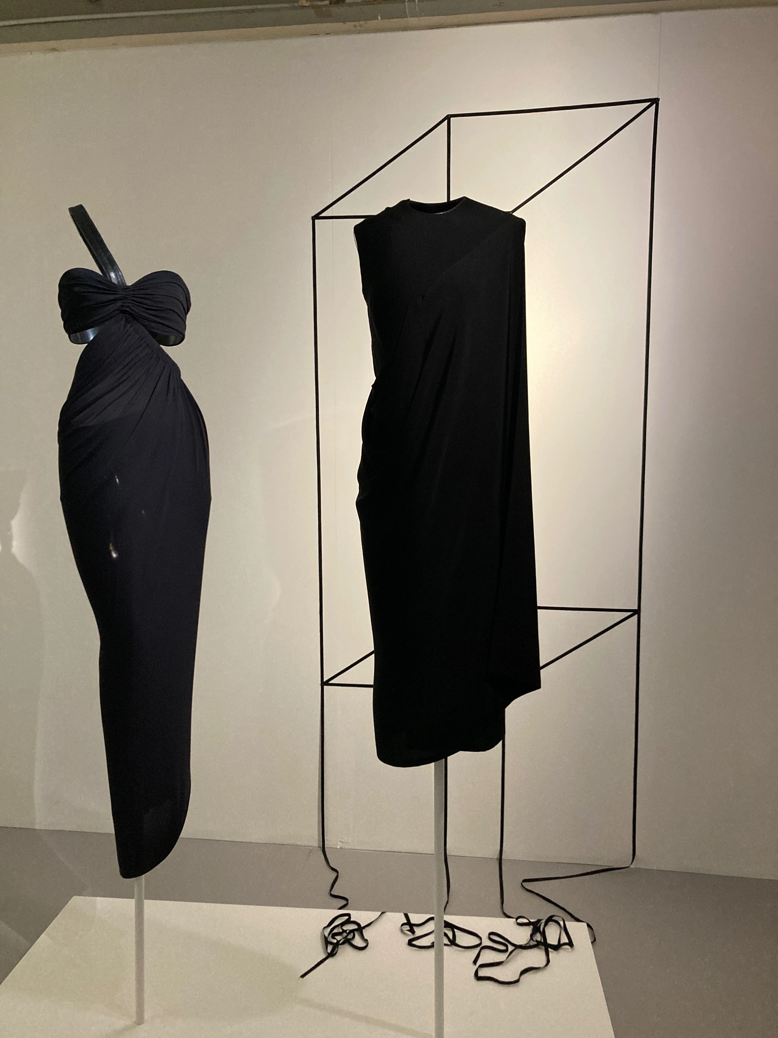 パリのアズディン・アライアギャラリーの特別展「ALAÏA / GRÈS. AU
