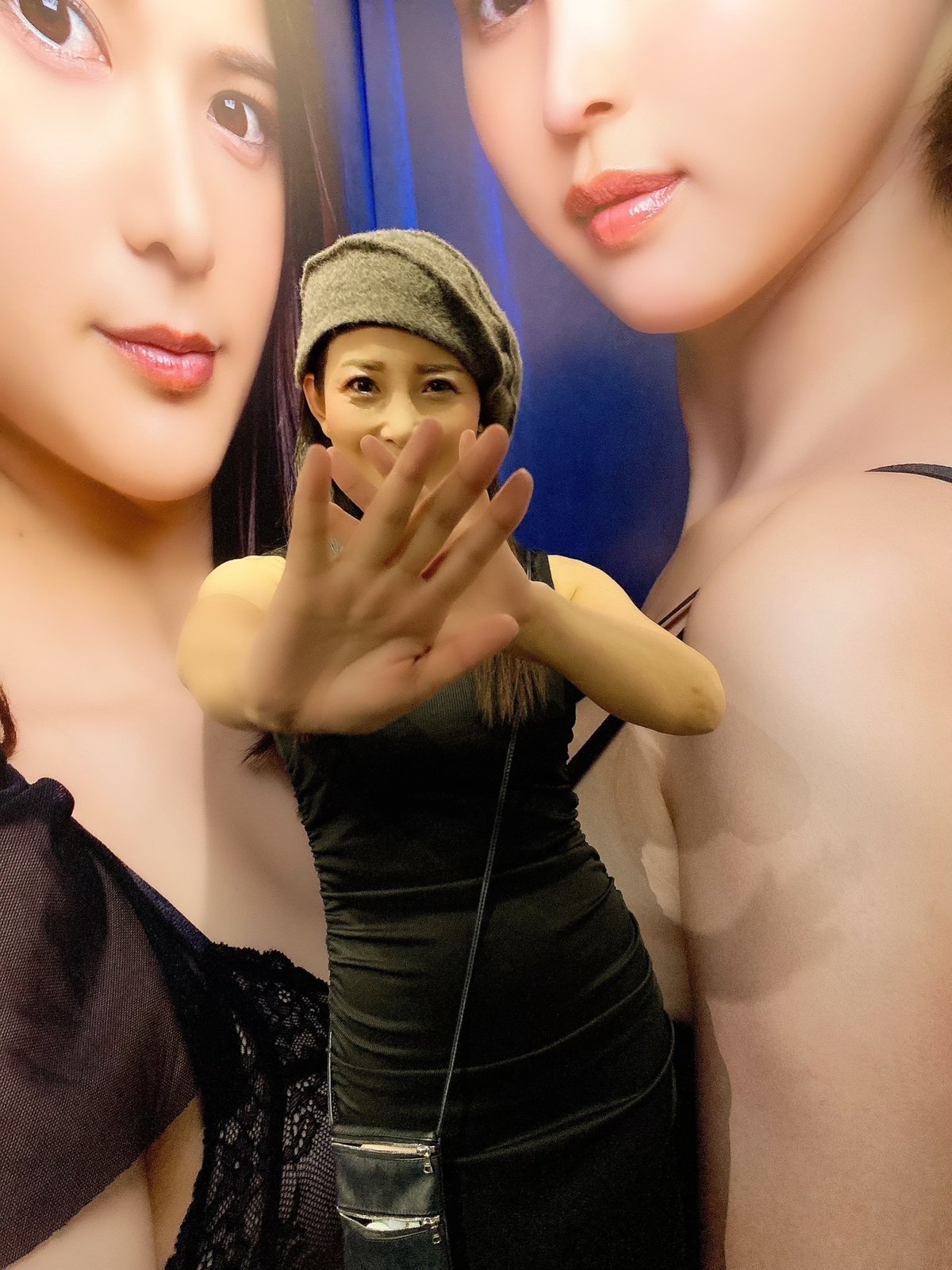 元グラビアアイドル一色桃子 第６４話 エイトウーマン写真展２０２３⑥〜専属８年レジェンド女優、一色桃子がやってきた〜｜藤かんな