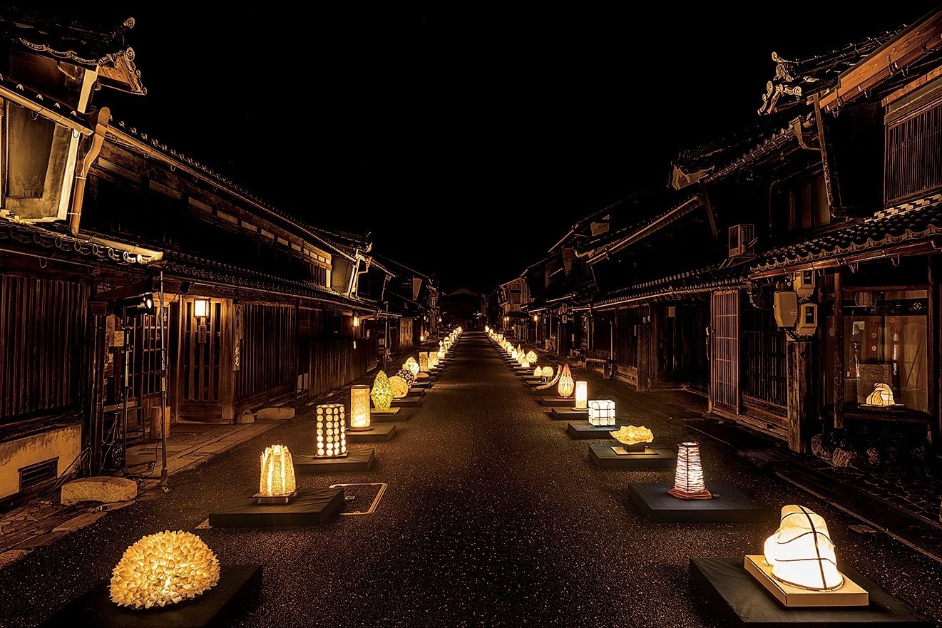 美濃和紙アート展】歴史ある町並みに幻想的に灯るあかりのオブジェ