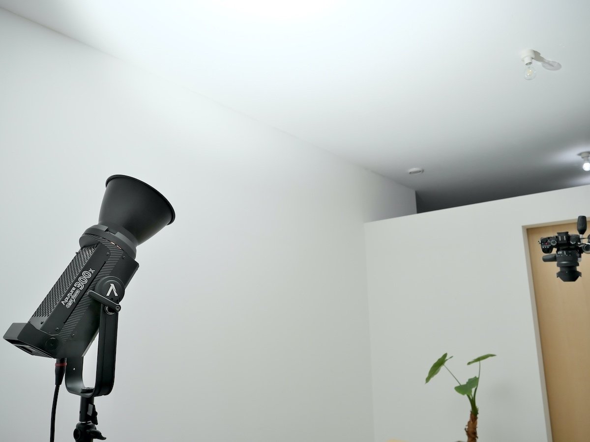 まるで室内に浮かぶ月のよう。Aputure ランタンで柔らかな光をつくる