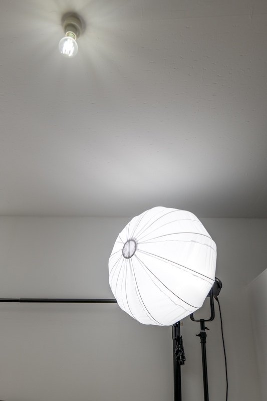 まるで室内に浮かぶ月のよう。Aputure ランタンで柔らかな光をつくる