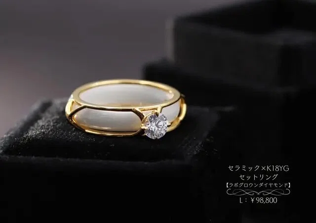 絶妙なニュアンスの白色【セラミック】と、繊細なデザインの金【K18YG 