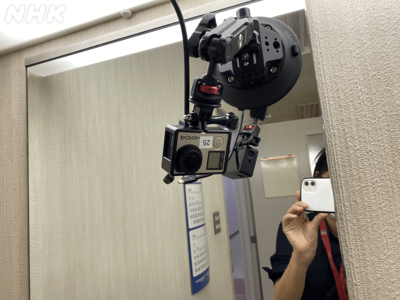 100カメ「大奥」画像：吸盤で鏡に貼り付けた小型カメラ